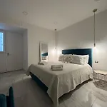 La Vie Est Belle Naples