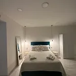 La Vie Est Belle Naples