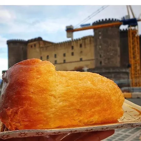 La Vie Est Belle Naples