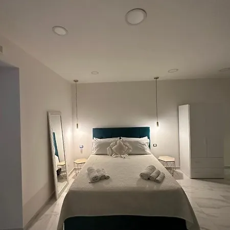 La Vie Est Belle Napels