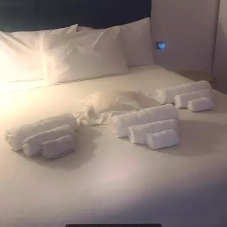 La Vie Est Belle Napels